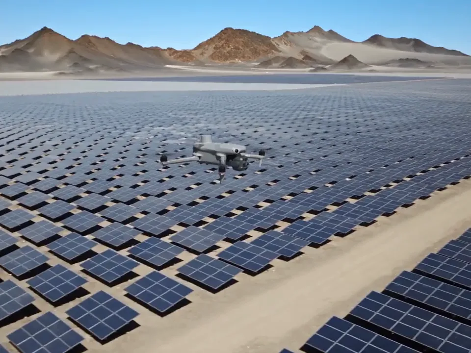 Dron inspeccionando una planta solar
